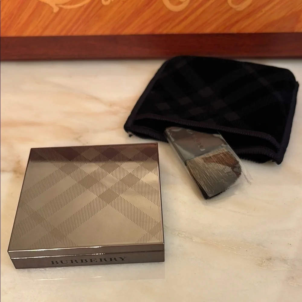 Burberry The Doodle Palette Cheek Pop Blush with Brush and pouch Bright Pink